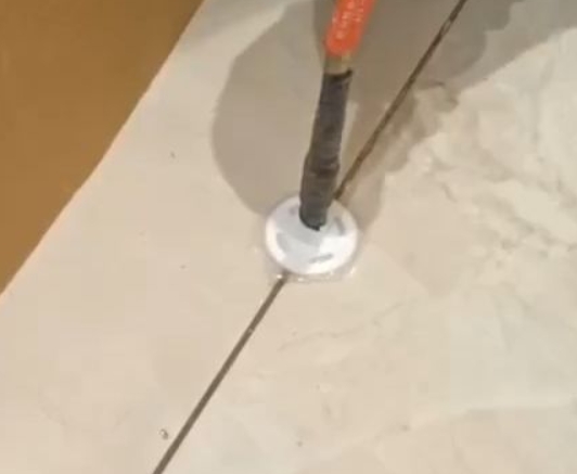 灞桥瓷砖空鼓维修公司专业解答瓷砖在铺贴过程中，如果没有涂抹均匀到位的粘结材料（如水泥砂浆或瓷砖胶），可能会导致以下问题
