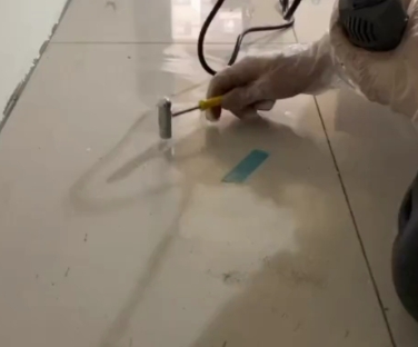 灞桥瓷砖开裂维修公司专业分享瓷砖在铺贴前如果没有沥干水分，将会导致以下问题